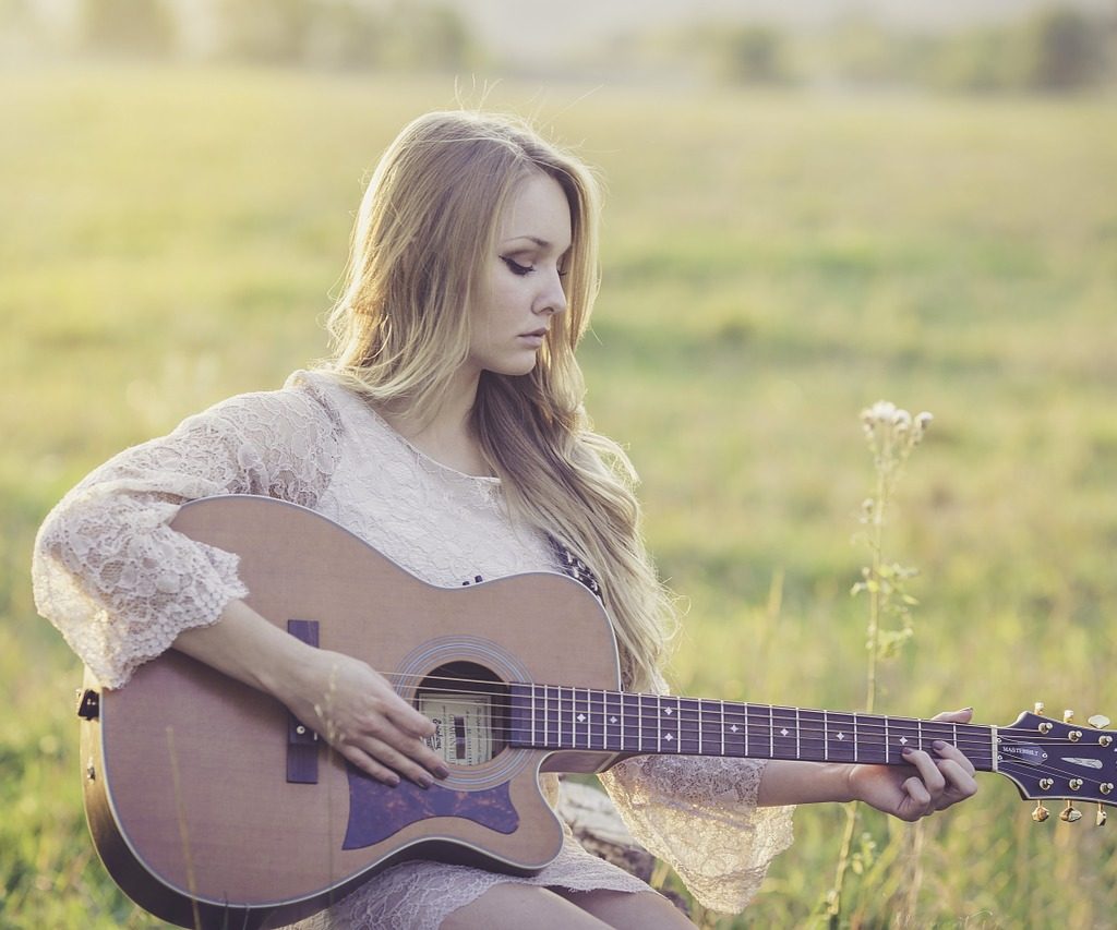 country, guitar, girl-946706.jpg